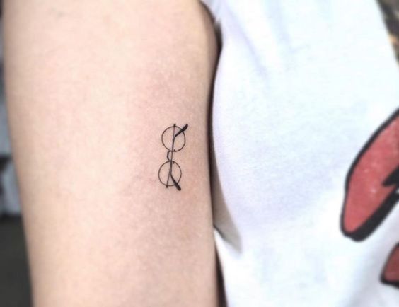 glasses; 15 miniature tattoos that will make you sigh with their beauty