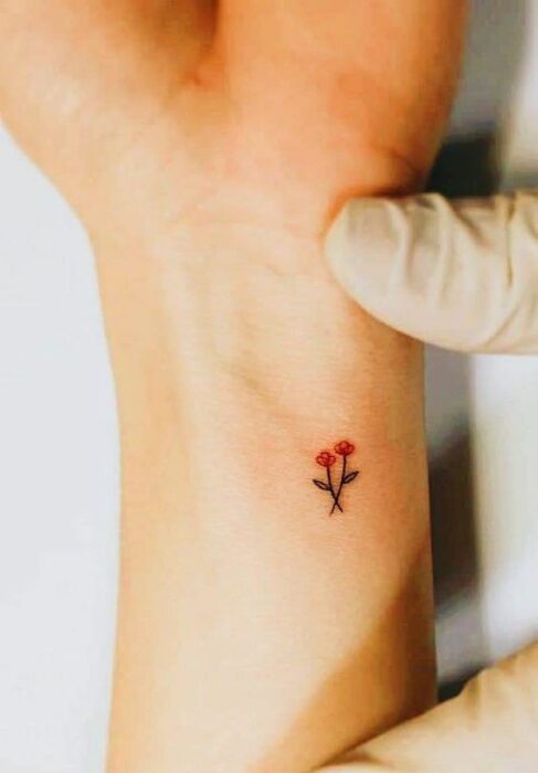 rosas ;15 Tatuajes miniatura que te harán suspirar con su belleza