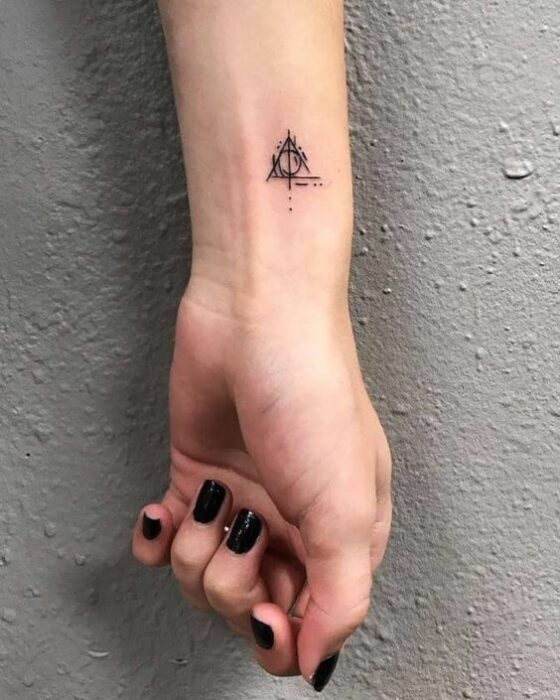 las reliquias d ela muerte ;15 Tatuajes miniatura que te harán suspirar con su belleza