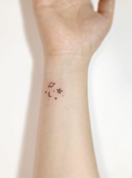 planetas ;15 Tatuajes miniatura que te harán suspirar con su belleza