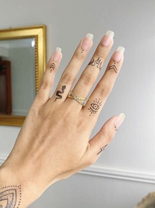 anillos ;15 Tatuajes miniatura que te harán suspirar con su belleza