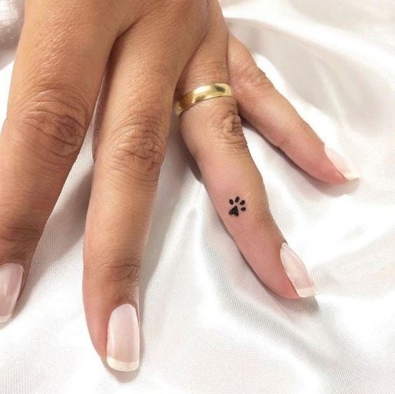 huellita ;15 Tatuajes miniatura que te harán suspirar con su belleza