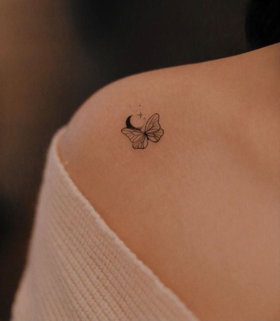 mariposa ;15 Tatuajes miniatura que te harán suspirar con su belleza