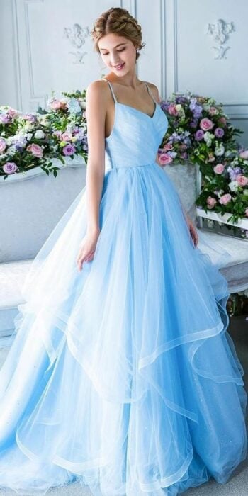 vestido de novia azul con olanes