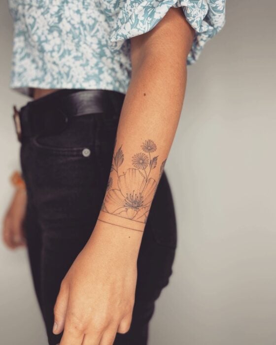 pulsera ;15 Lindísimos tatuajes florales para hacer de tu cuerpo un edén