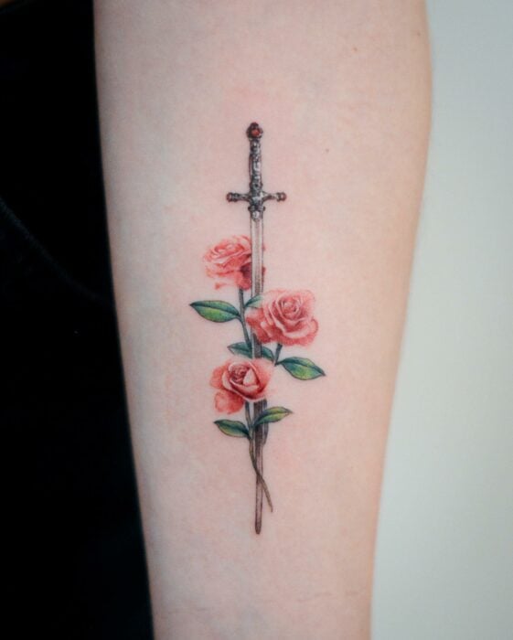 espada ;15 Lindísimos tatuajes florales para hacer de tu cuerpo un edén