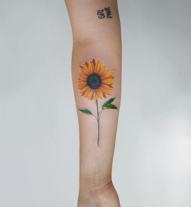 girasol ;15 Lindísimos tatuajes florales para hacer de tu cuerpo un edén