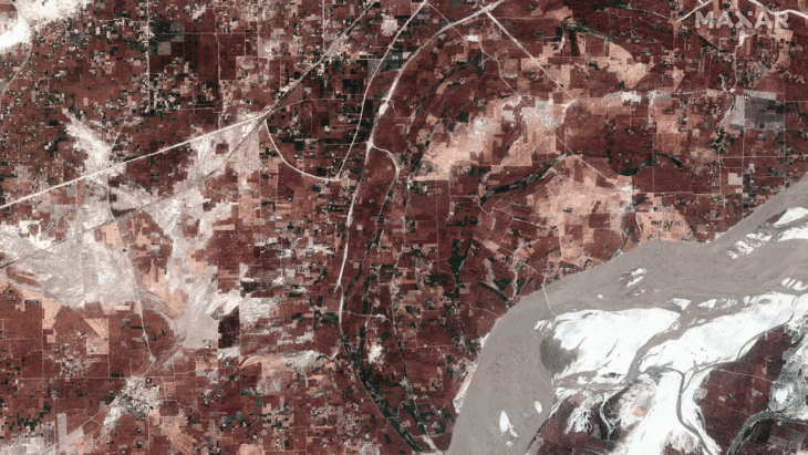 Vista general del río Indo antes y después de la inundación en Rajanpur, Pakistán