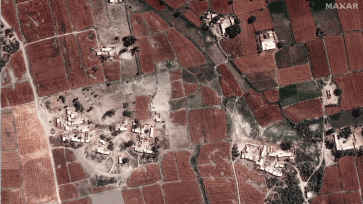 Vista de cerca de casas y campos antes y durante las inundaciones en Rajanpur, Pakistán, el 28 de agosto. Foto: Maxar