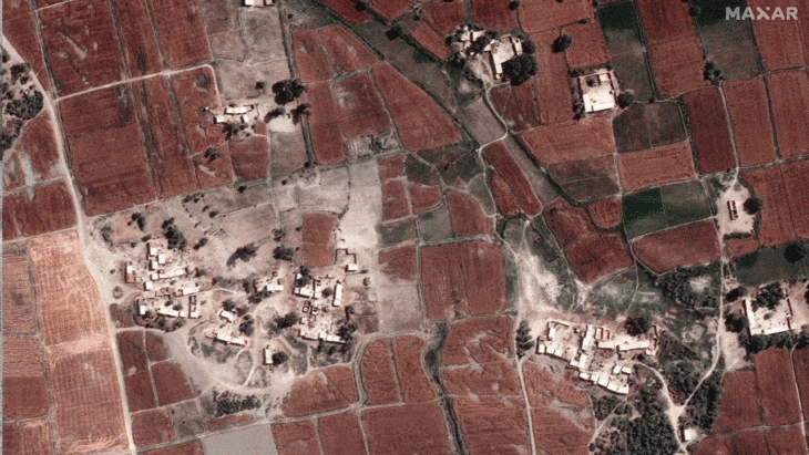 Close-up view of houses and fields before and during flooding in Rajanpur, Pakistan, on August 28.  Photo: Maxar