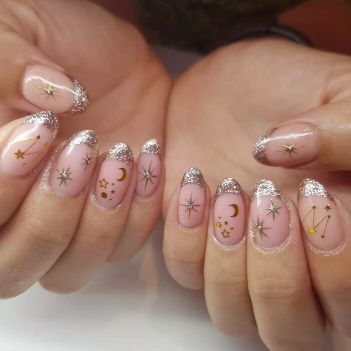 Manicura con aplicaciones doradas