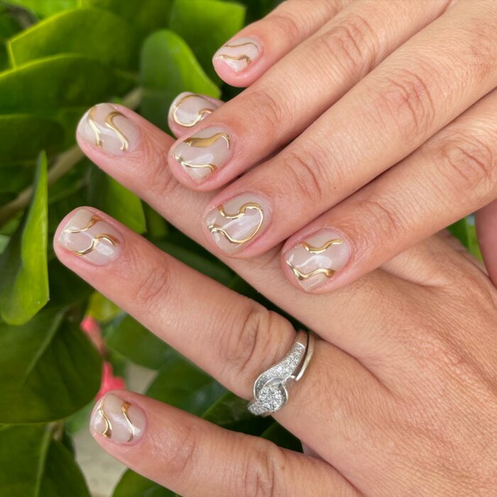 Manicura con aplicaciones doradas