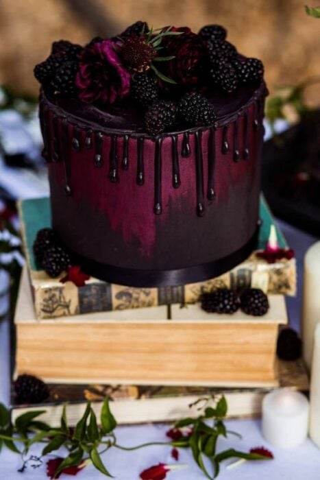 pastel negro con color vino