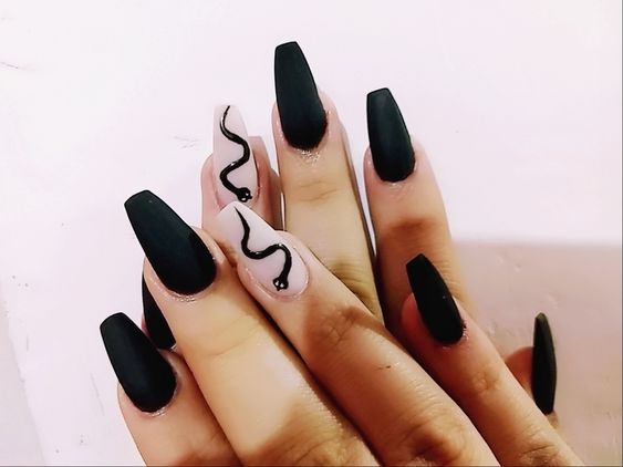 uñas decoradas con una serpiente pequeña