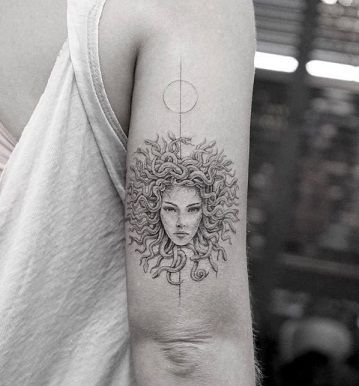 tatuaje de medusa tipo sol