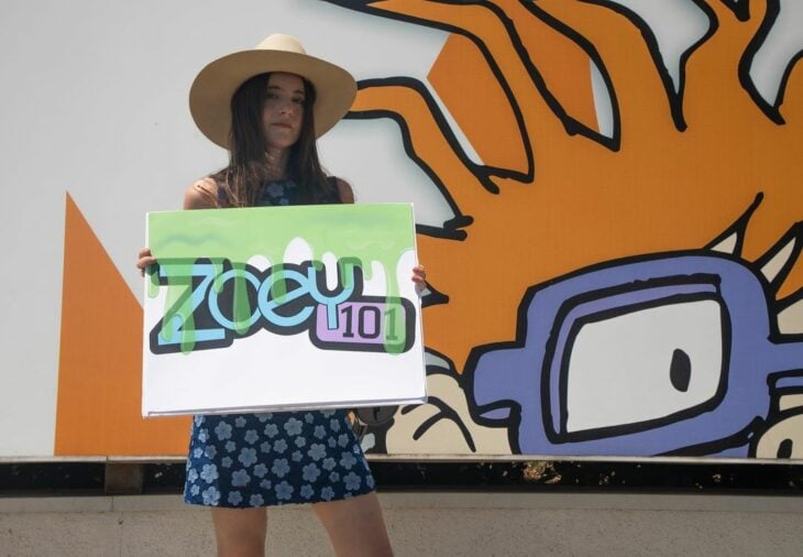 Alexa Nikolas, exactriz de Zoey 101 protesta afuera de Nickelodeon contra abuso infantil