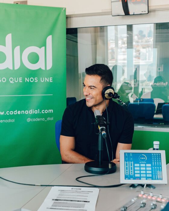 Carlos en programa de radio español