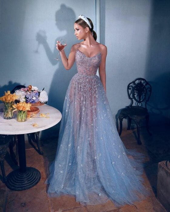 vestido de novia azul brillante