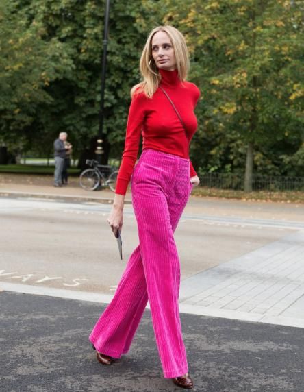 outfit pantalón rosa con blusa roja