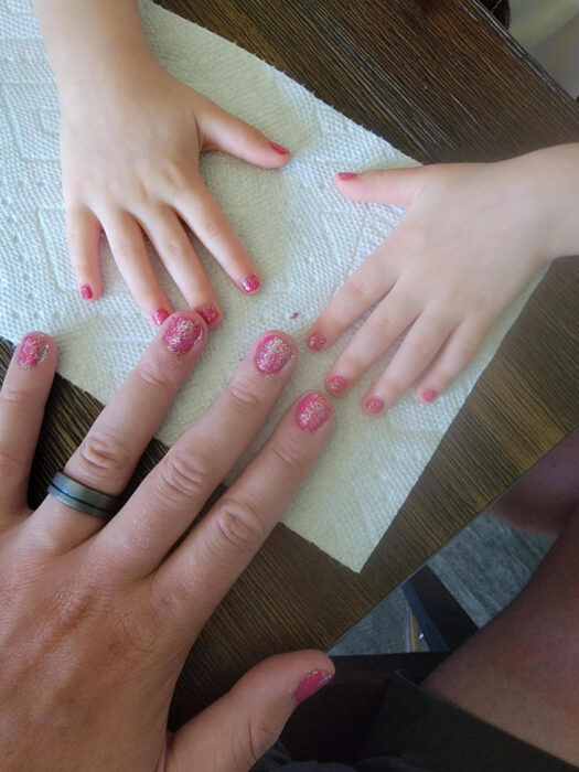 uñas de niña y papá pintadas