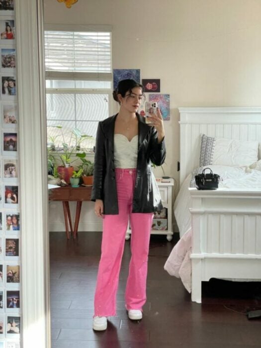 outfit negro y blanco con pantalón rosado