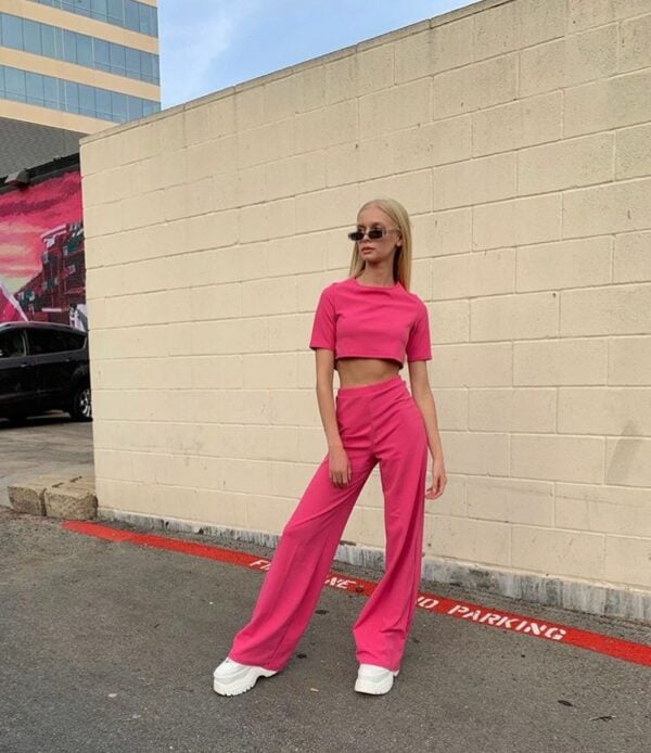 outfit pantalon rosa con crop top rosa