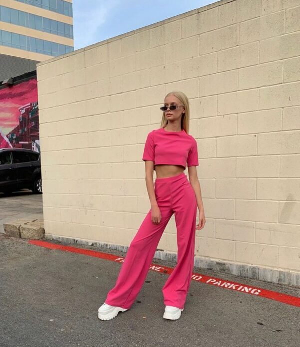 outfit pantalon rosa con crop top rosa