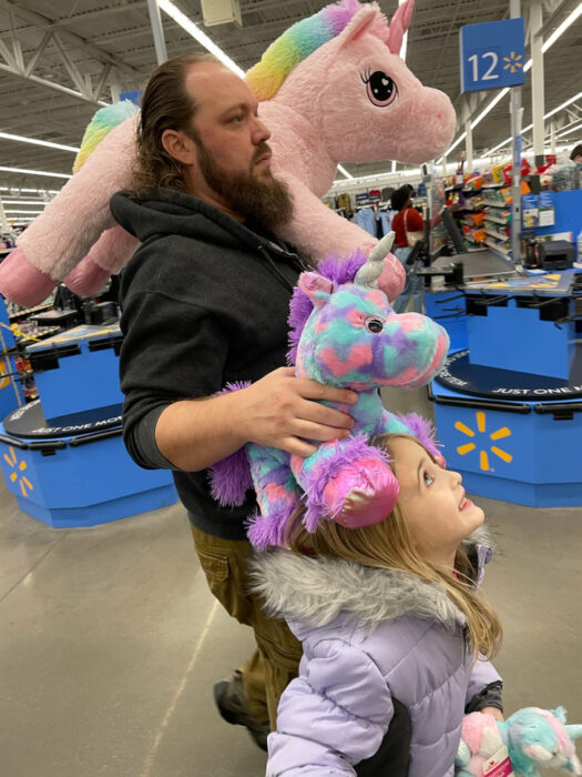 papá e hija con unicornios