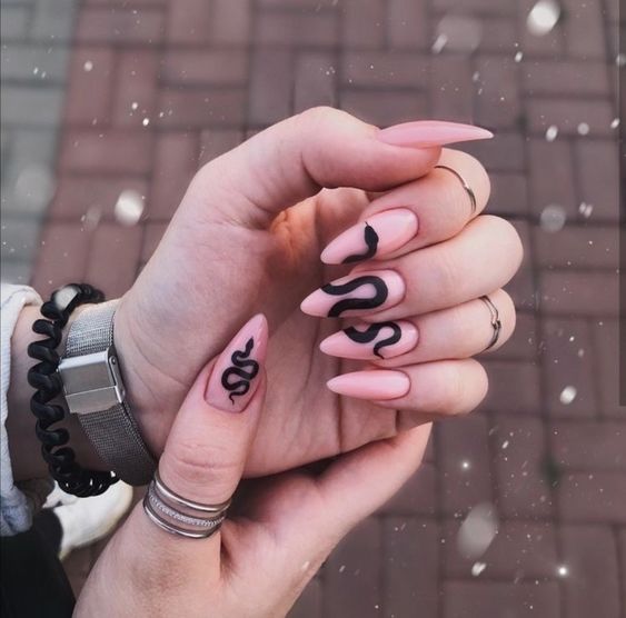 uñas rosas con una serpiente