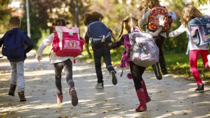 niños corriendo a la escuela