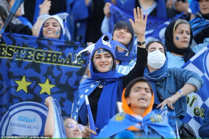 Irán permite a mujeres asistir a un partido de fútbol de la liga local