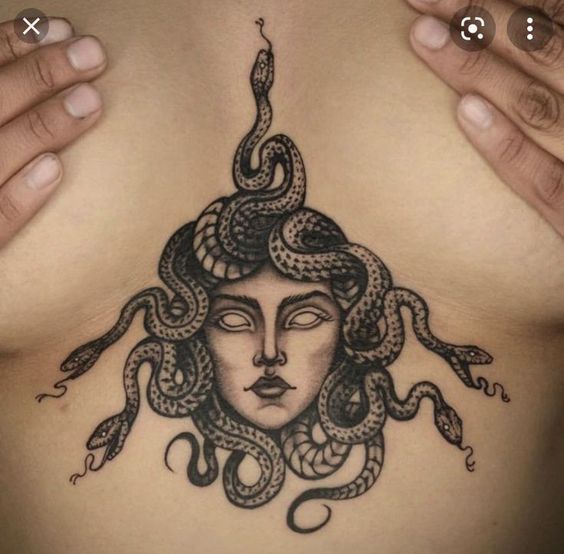 tatuaje de medusa entre los senos