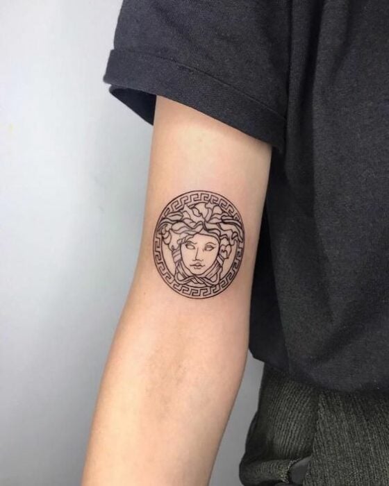 tatuaje de medusa clásico escudo