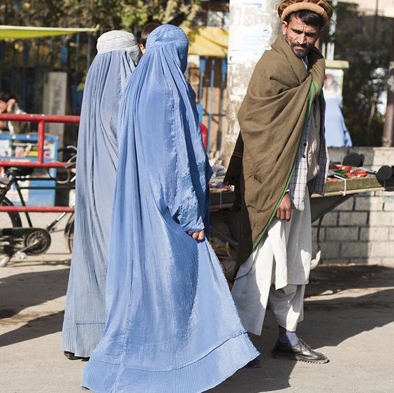 mujeres afganas con su tutor