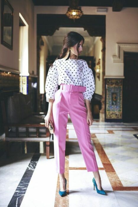 outfit pantalón rosa con blusa de lunares