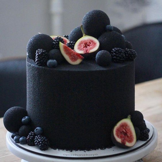 pastel negro con frutos exóticos 