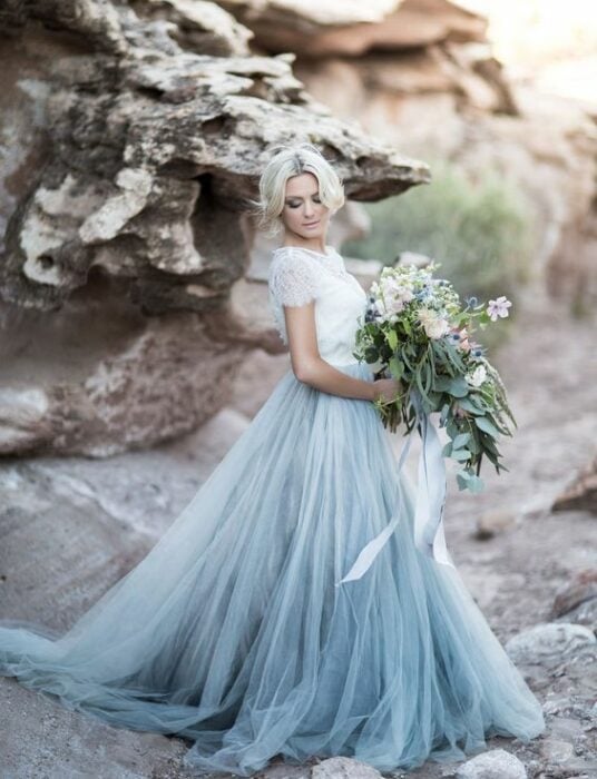 vestido de novia azul y blanco
