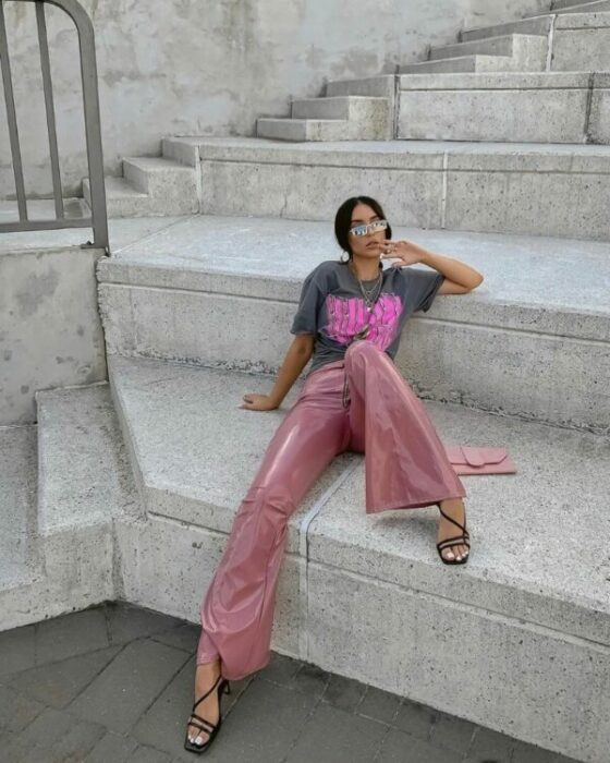 outfit pantalón rosa retro