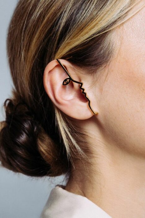 ear cuff de un rostro