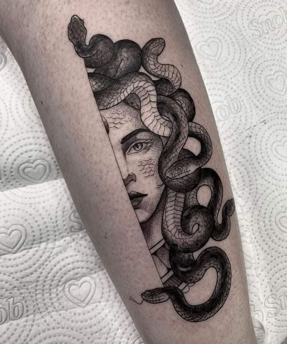  tatuaje mitad de medusa