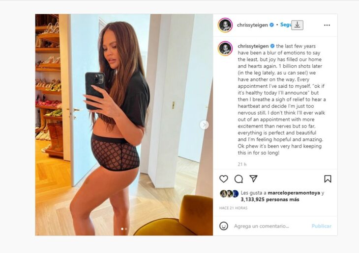 captura de pantalla de una publicación de Chrissy Teigen anunciando su embarazo 