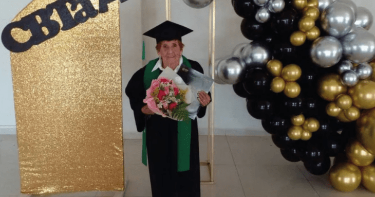 Mujer de 84 años se graduó de una preparatoria en Nuevo León