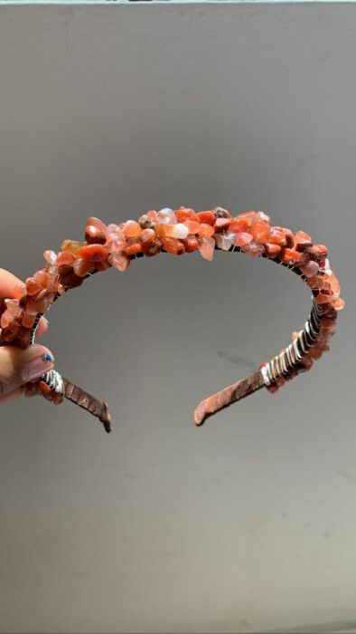 hand of a person showing a diadem made with quartz 