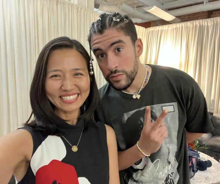 Selfie de la alcaldesa de Boston, Michelle Wu junto al cantante Bad Bunny 