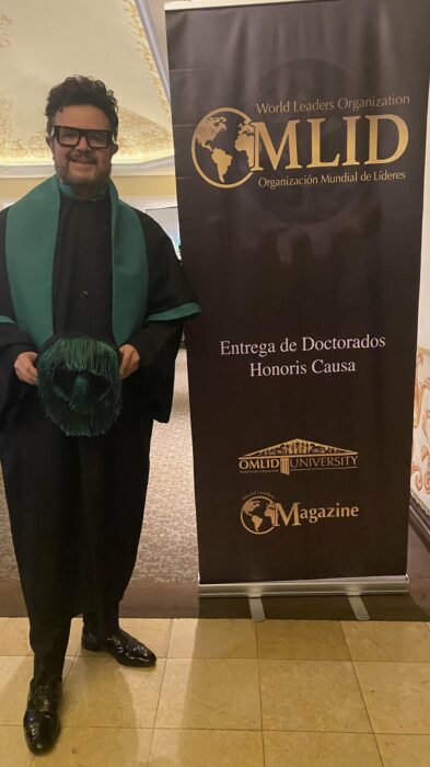 Aleks Syntek posando durante la entrega de su doctorado Honoris Causa 