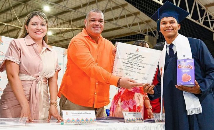 Alumno que vendió gomitas para pagar la universidad logró graduarse