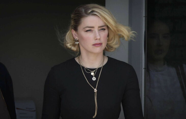 Fotografía de Amber Heard saliendo del juicio en Fairfax en Virginia, Estados Unidos 