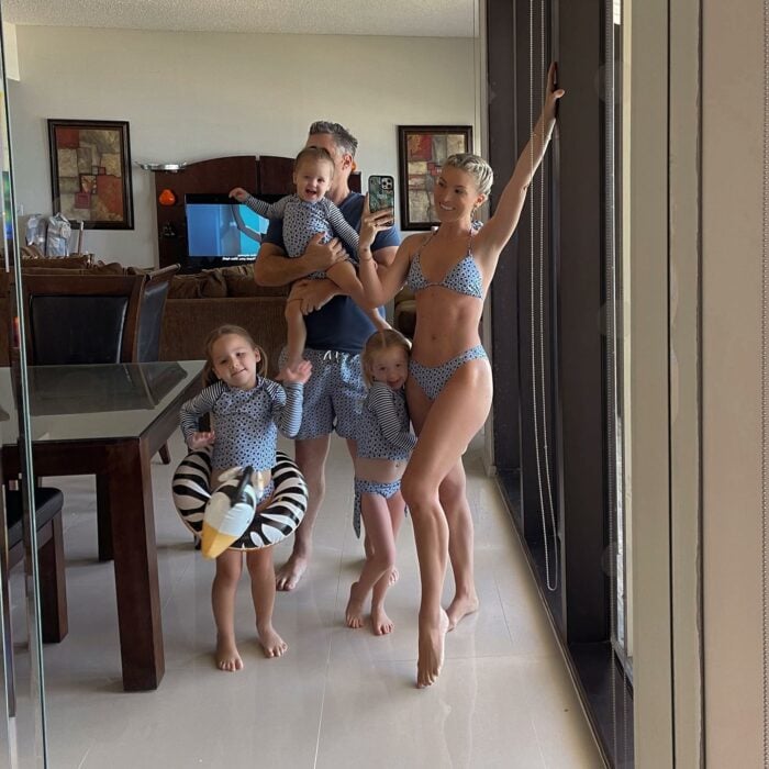 royal influencer Andy Benavides with her husband and daughters in a bathing suit 