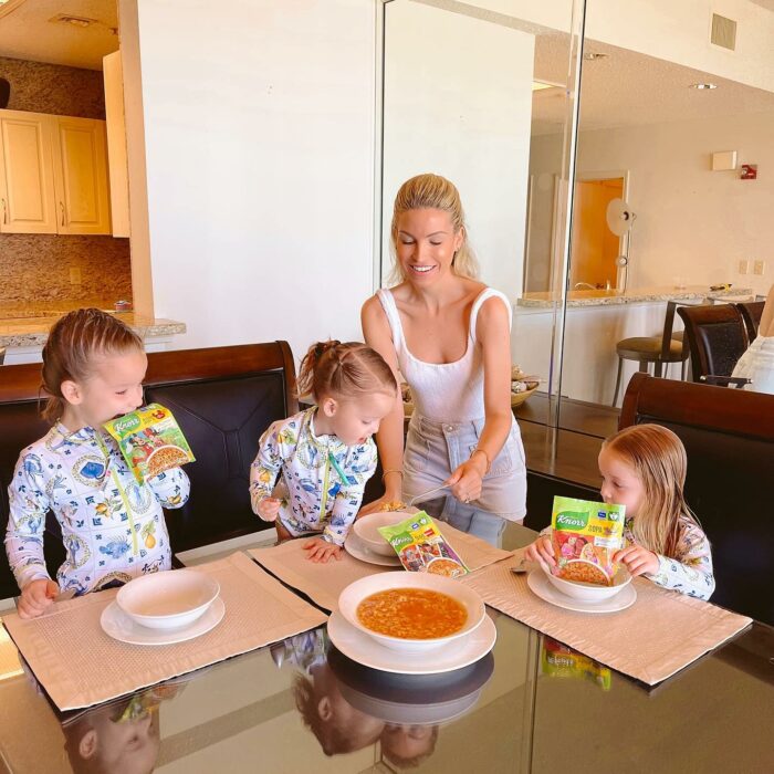 Andy benavides con sus hijas en la mesa 