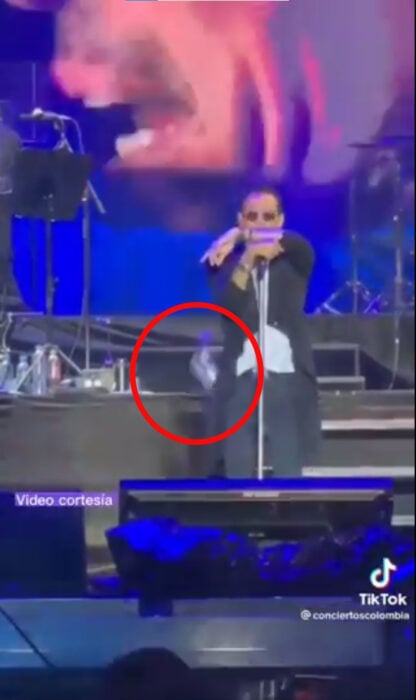 Marc Anthony recibe botellazo en pleno concierto 